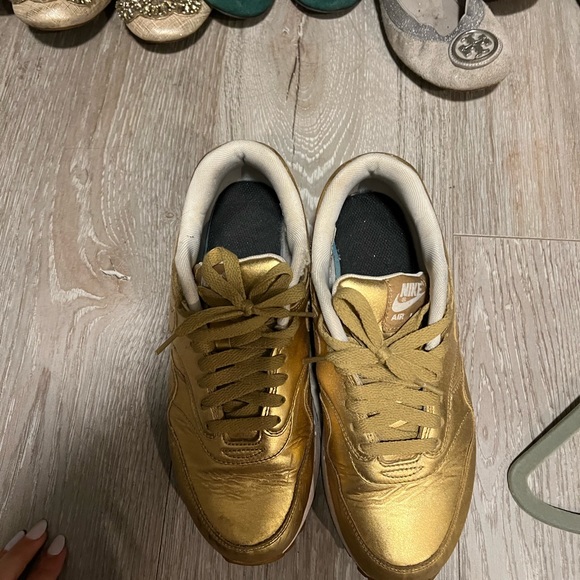 Nike Gold - Picture 5 of 6
